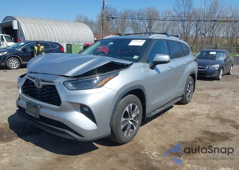 2022 Toyota Highlander Xle z USA, uszkodzony, nr VIN 5TDGZRBH8NS209065